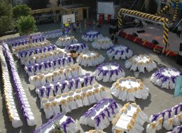 Mezuniyet Balosu Organizasyonu mezuniyet organizasyonu 1 İzmir Organizasyon Mezuniyet organizasyonu, geleceğe yeni bir adım atarken öğrencilerimizi ışıltılı bir şekilde uğurlamak ve o anı özel kılmak adına yaptığımız etkinlikler bütünüdür. Son anlar hep güzel hatırlanmak ister, coşkuyla ve mutlulukla. Bu en özel anlarını ölümsüzleştirecek bir organizasyon sunmak bizim de hedefimiz. Mezuniyet töreninizi, kep atma töreni olarak organize edebilirsiniz. Mekan süsleme hizmetlerimizle, tören alanını balon, kumaş, tül, çiçek ve bayrak süslemelerle törene hazır hale getiriyoruz. Masa, sandalye, bistro masa, kürsü, kırmızı halı, yürüyüş yolu, pirinç bariyer, ses sistemi, mikrofon ve ışık kiralama hizmetlerimiz de ‘İzmir Organizasyon’ olarak birinci kalite ve son teknoloji malzeme ve ekipmanımızla sunulmaktadır. İzmir Mezuniyet Organizasyonu