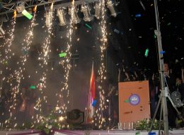 Mezuniyet Balosu Organizasyonu mezuniyet organizasyonu 2 İzmir Organizasyon Mezuniyet organizasyonu, geleceğe yeni bir adım atarken öğrencilerimizi ışıltılı bir şekilde uğurlamak ve o anı özel kılmak adına yaptığımız etkinlikler bütünüdür. Son anlar hep güzel hatırlanmak ister, coşkuyla ve mutlulukla. Bu en özel anlarını ölümsüzleştirecek bir organizasyon sunmak bizim de hedefimiz. Mezuniyet töreninizi, kep atma töreni olarak organize edebilirsiniz. Mekan süsleme hizmetlerimizle, tören alanını balon, kumaş, tül, çiçek ve bayrak süslemelerle törene hazır hale getiriyoruz. Masa, sandalye, bistro masa, kürsü, kırmızı halı, yürüyüş yolu, pirinç bariyer, ses sistemi, mikrofon ve ışık kiralama hizmetlerimiz de ‘İzmir Organizasyon’ olarak birinci kalite ve son teknoloji malzeme ve ekipmanımızla sunulmaktadır. Pyroteknik Gösteriler