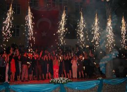 Mezuniyet Balosu Organizasyonu mezuniyet organizasyonu 7 İzmir Organizasyon Mezuniyet organizasyonu, geleceğe yeni bir adım atarken öğrencilerimizi ışıltılı bir şekilde uğurlamak ve o anı özel kılmak adına yaptığımız etkinlikler bütünüdür. Son anlar hep güzel hatırlanmak ister, coşkuyla ve mutlulukla. Bu en özel anlarını ölümsüzleştirecek bir organizasyon sunmak bizim de hedefimiz. Mezuniyet töreninizi, kep atma töreni olarak organize edebilirsiniz. Mekan süsleme hizmetlerimizle, tören alanını balon, kumaş, tül, çiçek ve bayrak süslemelerle törene hazır hale getiriyoruz. Masa, sandalye, bistro masa, kürsü, kırmızı halı, yürüyüş yolu, pirinç bariyer, ses sistemi, mikrofon ve ışık kiralama hizmetlerimiz de ‘İzmir Organizasyon’ olarak birinci kalite ve son teknoloji malzeme ve ekipmanımızla sunulmaktadır. Okul Balosu Organizasyonu