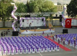 Mezuniyet Balosu Organizasyonu mezuniyet organizasyonu 8 İzmir Organizasyon Mezuniyet organizasyonu, geleceğe yeni bir adım atarken öğrencilerimizi ışıltılı bir şekilde uğurlamak ve o anı özel kılmak adına yaptığımız etkinlikler bütünüdür. Son anlar hep güzel hatırlanmak ister, coşkuyla ve mutlulukla. Bu en özel anlarını ölümsüzleştirecek bir organizasyon sunmak bizim de hedefimiz. Mezuniyet töreninizi, kep atma töreni olarak organize edebilirsiniz. Mekan süsleme hizmetlerimizle, tören alanını balon, kumaş, tül, çiçek ve bayrak süslemelerle törene hazır hale getiriyoruz. Masa, sandalye, bistro masa, kürsü, kırmızı halı, yürüyüş yolu, pirinç bariyer, ses sistemi, mikrofon ve ışık kiralama hizmetlerimiz de ‘İzmir Organizasyon’ olarak birinci kalite ve son teknoloji malzeme ve ekipmanımızla sunulmaktadır. Kep Atma Töreni Organizasyonu