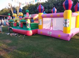 Milas Doğum Günü Organizasyonu milas dogum gunu organizasyonu 2 6 İzmir Organizasyon Milas doğum günü organizasyonu ile İzmir Organizasyon firmamız 4. yaşını kutlayacak Hayri için sihirbaz konseptli doğum günü organizasyonu gerçekleştirmek için Muğla'nın sevilen beldesi Milas'taydı. Yetişkin doğum günü organizasyonu, çocuk doğum günü organizasyonu, temalı doğum günü organizasyonu ve organizasyon alanında 15 yılı aşkın deneyimiyle İzmir Organizasyon Türkiye'nin öncü organizasyon firmalarından biri haline gelmiştir. Doğum günü çocuğumuz Hayri'nin annesi Gönül Hanım internet sitemiz ve Youtube kanalımız üzerinden İzmir Organizasyon firmamızı epey incelemiş ve eğlenceli bir organizasyon gerçekleştirmek adına ulaşmıştı bizlere. Organizasyon sorumlumuz ile görüşen Gönül Hanım oğlu Hayri için sihirbaz konseptli doğum günü organizasyonu düzenlemek istediğine karar vermiş ancak neler yapılabileceği konusunda kararsız kalmıştı. Bizde kendisiyle WhatsApp üzerinden devam eden görüşmelerimiz neticesinde Milas doğum günü organizasyonu için şişme oyun parkurları, şeker barı kurulumu, balon süsleme, animasyon ekibi kiralama gibi pek çok hizmetten bahsettik Gönül Hanıma. Organizasyonu detaylı olarak görüşürken kaç kişinin bu etkinliğe katılacağını, hangi tarihte ve hangi saatlerde organizasyonun gerçekleşeceğini belirledik. Buna göre ulaştıracağımız hizmetlerin ayrıntılarını oluşturduk. Şişme Çocuk Oyuncakları Kiralama Doğum Günü Organizasyonu Milas