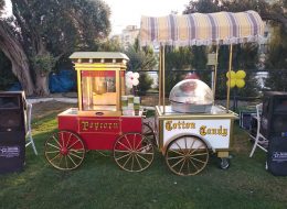 Milas Doğum Günü Organizasyonu milas dogum gunu organizasyonu 2 8 İzmir Organizasyon Milas doğum günü organizasyonu ile İzmir Organizasyon firmamız 4. yaşını kutlayacak Hayri için sihirbaz konseptli doğum günü organizasyonu gerçekleştirmek için Muğla'nın sevilen beldesi Milas'taydı. Yetişkin doğum günü organizasyonu, çocuk doğum günü organizasyonu, temalı doğum günü organizasyonu ve organizasyon alanında 15 yılı aşkın deneyimiyle İzmir Organizasyon Türkiye'nin öncü organizasyon firmalarından biri haline gelmiştir. Doğum günü çocuğumuz Hayri'nin annesi Gönül Hanım internet sitemiz ve Youtube kanalımız üzerinden İzmir Organizasyon firmamızı epey incelemiş ve eğlenceli bir organizasyon gerçekleştirmek adına ulaşmıştı bizlere. Organizasyon sorumlumuz ile görüşen Gönül Hanım oğlu Hayri için sihirbaz konseptli doğum günü organizasyonu düzenlemek istediğine karar vermiş ancak neler yapılabileceği konusunda kararsız kalmıştı. Bizde kendisiyle WhatsApp üzerinden devam eden görüşmelerimiz neticesinde Milas doğum günü organizasyonu için şişme oyun parkurları, şeker barı kurulumu, balon süsleme, animasyon ekibi kiralama gibi pek çok hizmetten bahsettik Gönül Hanıma. Organizasyonu detaylı olarak görüşürken kaç kişinin bu etkinliğe katılacağını, hangi tarihte ve hangi saatlerde organizasyonun gerçekleşeceğini belirledik. Buna göre ulaştıracağımız hizmetlerin ayrıntılarını oluşturduk. Pamuk Şeker ve Patlamış Mısır Arabası Kiralama Milas