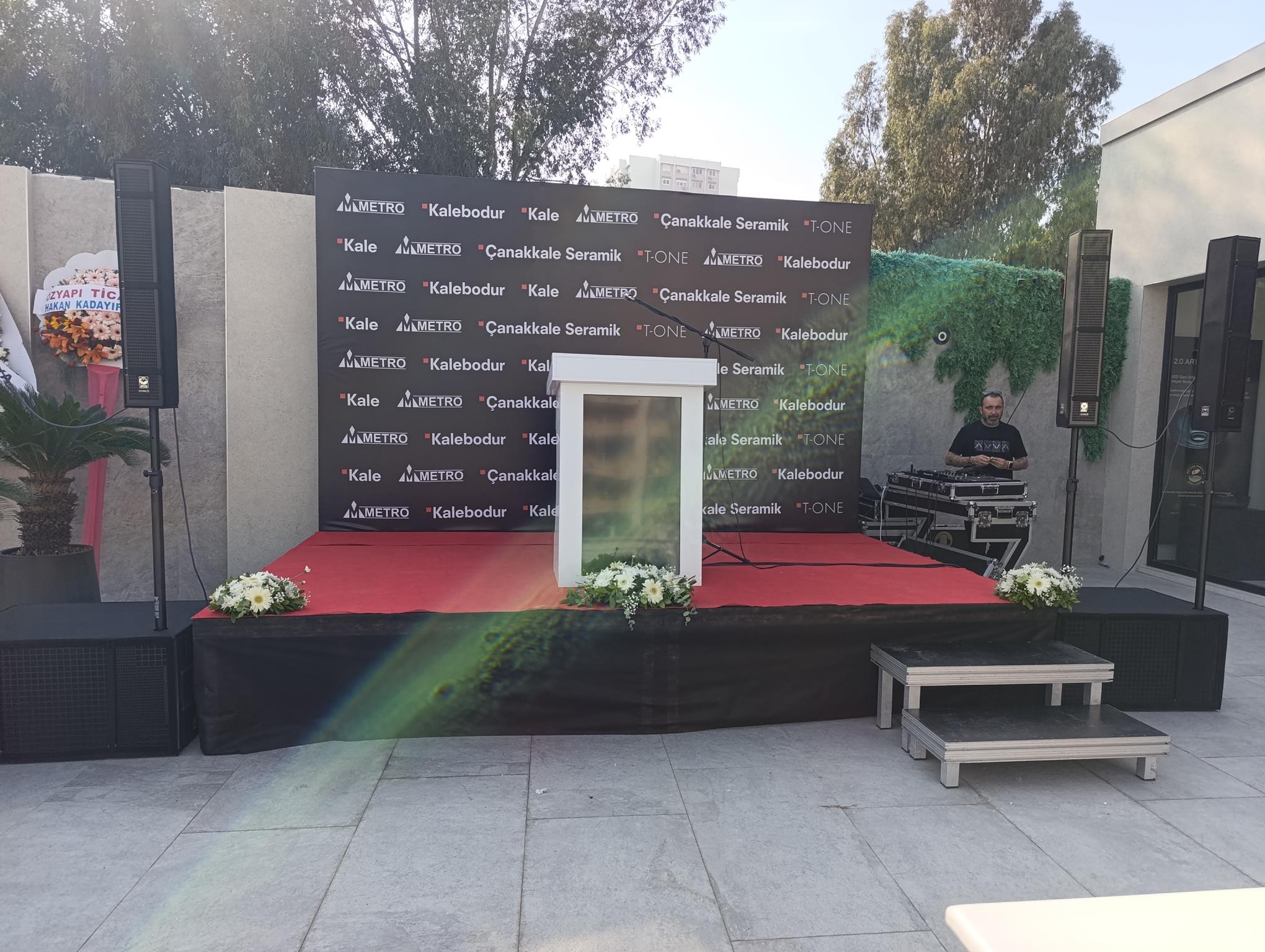 Dijital Ekranlı Akıllı Kürsü Kiralama – 43 İnç 4K UHD Ekran moduler backdrop kiralama isik gecirmeyen blackout baskili arkaplan 11 İzmir Organizasyon Lansman, kongre ve ödül törenlerinizde teknolojiyi prestijle buluşturun. Ön yüzündeki dikey 43 inç 4K Ultra HD ekran sayesinde firma logonuzu, konuşmacı ismini veya tanıtım filminizi oynatabileceğiniz yeni nesil dijital kürsü kiralama hizmeti. Statik baskı maliyetine son veren, USB ile anında görüntü değişimi sağlayan bu şık ve modern kürsü ile sahne hakimiyetini artırın. Düz kulaksız backdrop sahne arkası panosu