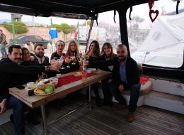 Dostlarla Teknede Evlilik Teklifi Organizasyonu mutluluk teknesi arkadaşlarla keyif İzmir Organizasyon Teknede Evlilik Teklifi Organizasyonu için Mutluluk Teknesi iş başında. Birbirinden güzel organizasyonlarla adından sıkça söz ettiren firmamızın bugünkü hedefi yine sürprizlerle dolu bir evlilik teklifiydi. Eray bey, Nükte hanımla olan ilişkisinde daha ciddi bir adım atarak, evlilik teklifi yapmaya karar vermiş ve yaptığı araştırmalar sonucu bize İstanbul’dan ulaşmıştı. Eray bey romantik ve kusursuz olduğu kadar sürpriz bir evlilik teklifi yapmak istiyordu. İstanbul’dan İzmir’e geleceği için, kendine bu heyecanlı gününde destek verebilmesi adına dostlarını da bu sürprize dahil etmek niyetindeydi. Ekip arkadaşımız geçmişte yapmış olduğumuz evlilik teklifi organizasyonlarının fotoğraf ve videolarını, Eray beyle internet yoluyla neler yapabileceğimiz konusunda fikir telakisinde bulundu. Kordonda evlilik teklifi, kumsalda evlilik teklifi, helikopterde evlik teklifi, limuzinde evlilik teklifi gibi birçok seçenek sunduk. Arkadaşlarıyla organize edeceği bu evlilik teklifi organizasyonun teknede olmasına karar verdik. Ardından Eray bey ile beraber evlilik teklifi organizasyonunu planladık. Genç çiftimiz tam bir deniz aşığı ve tekne tutkunu olduğu için çiftimiz için kusursuz olan bu evlenme teklifi organizasyonunun detaylarını, organizasyonun günü ve saati kararlaştırıldı. Artık Eray bey için geriye sayım başlamıştı. Nükte hanımı ise göz kamaştırıcı sürprizler beklemekteydi. Dostlarla Teknede Evlilik Teklifi Organizasyonu mutluluk teknesi arkadaşlarla keyif İzmir Organizasyon