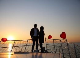 Mutluluk Teknesinde Evlilik Teklifi Organizasyonu mutluluk teknesinde evlilik teklifi organizasyonu 13 İzmir Organizasyon Mutluluk teknesinde evlilik teklifi organizasyonu paketini oluşturarak mutlu çiftlerimize özel bir hediye vermek istedik. Sevdiğiniz kişiye, “Mutluluk” isimli teknemizde yapacağınız evlenme teklifi organizasyonunun, unutamayacağınız anılarınızın arasına yerleşeceğinden şimdiden eminiz. En yeni evlenme teklifi organizasyonu paketlerimizden olan Mutluluk teknesinde evlenme teklifi organizasyonu paketi kısa sürede en çok tercih edilen ve beğenilen paketlerimizden biri oldu. İzmir Organizasyon firması olarak mutluluğunuza mutluluk katacak sürpriz evlenme teklifi organizasyonları gerçekleştiriyoruz. Her zevke, her bütçeye uygun evlilik teklifi paketleri oluşturuyoruz. Mutluluk teknesinde evlilik teklifi organizasyonu ile eş adayınıza unutulmayacak anlar yaşatmak istiyorsanız İzmir Organizasyon firması olarak biz yanı başınızdayız. Evlilik teklifi organizasyonu ile ilgili ayrıntılı bilgi almak için İzmir Organizasyon firmamıza ulaşabilirsiniz. Teknede Evlilik Teklifi Organizasyonu İzmir