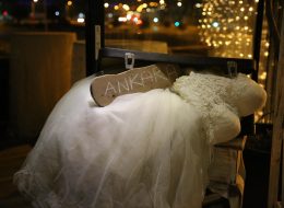 Nişan Organizasyonu İzmir nisan organizasyonu izmir 2 İzmir Organizasyon Nişan organizasyonu için İzmir Organizasyon şirketi olarak dillere destan, eğlenceli ve farklı konseptlerle sizlere özel bir gün hazırlıyoruz. Nişan organizasyonu, düğün organizasyonu, kına gecesi organizasyonları ile hayatınızın en değerli anlarını unutulmaz kılıyoruz. 15 yılı aşkın organizasyon tecrübemizle İzmir, yakın çevresi ve Türkiye'nin dört bir noktasına ulaşıyoruz. Sizlerin istekleri ve talepleri doğrultusunda, organizasyonunuzun planlaması ve yönetimini profesyonel ekibimizle birlikte gerçekleştiriyoruz. Müjde & Ekin çifti de uzun süredir devam eden birlikteliklerini evlilik yolunda taçlandırmaya karar vererek, nişan organizasyonu talebiyle ulaştı İzmir Organizasyon firmamıza. Sıra dışı ve değişik bir atmosfer hayal ediyordu çiftimiz. Alışılagelmişin dışında bir dekorla mekanı renklendirmek ve biraz da nostaljik bir hava yaratmak istiyorlardı. Telefon görüşmelerimizin ardından çiftimizi İzmir Buca'da bulunan İzmir Organizasyon ofisimize detayları görüşmek üzere davet ettik. Ertesi gün ofisimizi ziyaret eden Müjde Hanım ve Ekin Bey ile kahvelerimizi yudumlarken nişan organizasyonu için fikir üretmeye başladık. Cafe de düzenleyecekleri nişan törenleri için devam eden görüşmelerimiz sonrasında vintage dekoru kullanmaya ve çiftimiz için özel bir alan yaratmaya karar verdik. Geceyi güzelleştirmek içinse daha birçok hizmete yer verecektik. Organizasyon tarihi belirlenmiş ve saat aralıkları da netleştirilmişti. İzmir Nişan Organizasyonu