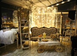 Nişan Organizasyonu İzmir nisan organizasyonu izmir 4 İzmir Organizasyon Nişan organizasyonu için İzmir Organizasyon şirketi olarak dillere destan, eğlenceli ve farklı konseptlerle sizlere özel bir gün hazırlıyoruz. Nişan organizasyonu, düğün organizasyonu, kına gecesi organizasyonları ile hayatınızın en değerli anlarını unutulmaz kılıyoruz. 15 yılı aşkın organizasyon tecrübemizle İzmir, yakın çevresi ve Türkiye'nin dört bir noktasına ulaşıyoruz. Sizlerin istekleri ve talepleri doğrultusunda, organizasyonunuzun planlaması ve yönetimini profesyonel ekibimizle birlikte gerçekleştiriyoruz. Müjde & Ekin çifti de uzun süredir devam eden birlikteliklerini evlilik yolunda taçlandırmaya karar vererek, nişan organizasyonu talebiyle ulaştı İzmir Organizasyon firmamıza. Sıra dışı ve değişik bir atmosfer hayal ediyordu çiftimiz. Alışılagelmişin dışında bir dekorla mekanı renklendirmek ve biraz da nostaljik bir hava yaratmak istiyorlardı. Telefon görüşmelerimizin ardından çiftimizi İzmir Buca'da bulunan İzmir Organizasyon ofisimize detayları görüşmek üzere davet ettik. Ertesi gün ofisimizi ziyaret eden Müjde Hanım ve Ekin Bey ile kahvelerimizi yudumlarken nişan organizasyonu için fikir üretmeye başladık. Cafe de düzenleyecekleri nişan törenleri için devam eden görüşmelerimiz sonrasında vintage dekoru kullanmaya ve çiftimiz için özel bir alan yaratmaya karar verdik. Geceyi güzelleştirmek içinse daha birçok hizmete yer verecektik. Organizasyon tarihi belirlenmiş ve saat aralıkları da netleştirilmişti. Nişan Organizasyonu İzmir