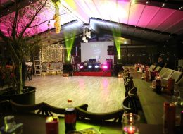 Nişan Organizasyonu İzmir nisan organizasyonu izmir 9 İzmir Organizasyon Nişan organizasyonu için İzmir Organizasyon şirketi olarak dillere destan, eğlenceli ve farklı konseptlerle sizlere özel bir gün hazırlıyoruz. Nişan organizasyonu, düğün organizasyonu, kına gecesi organizasyonları ile hayatınızın en değerli anlarını unutulmaz kılıyoruz. 15 yılı aşkın organizasyon tecrübemizle İzmir, yakın çevresi ve Türkiye'nin dört bir noktasına ulaşıyoruz. Sizlerin istekleri ve talepleri doğrultusunda, organizasyonunuzun planlaması ve yönetimini profesyonel ekibimizle birlikte gerçekleştiriyoruz. Müjde & Ekin çifti de uzun süredir devam eden birlikteliklerini evlilik yolunda taçlandırmaya karar vererek, nişan organizasyonu talebiyle ulaştı İzmir Organizasyon firmamıza. Sıra dışı ve değişik bir atmosfer hayal ediyordu çiftimiz. Alışılagelmişin dışında bir dekorla mekanı renklendirmek ve biraz da nostaljik bir hava yaratmak istiyorlardı. Telefon görüşmelerimizin ardından çiftimizi İzmir Buca'da bulunan İzmir Organizasyon ofisimize detayları görüşmek üzere davet ettik. Ertesi gün ofisimizi ziyaret eden Müjde Hanım ve Ekin Bey ile kahvelerimizi yudumlarken nişan organizasyonu için fikir üretmeye başladık. Cafe de düzenleyecekleri nişan törenleri için devam eden görüşmelerimiz sonrasında vintage dekoru kullanmaya ve çiftimiz için özel bir alan yaratmaya karar verdik. Geceyi güzelleştirmek içinse daha birçok hizmete yer verecektik. Organizasyon tarihi belirlenmiş ve saat aralıkları da netleştirilmişti. Işık Sistemi Kiralama