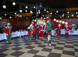 Noel Baba Bandosu noel baba bandosu 11 İzmir Organizasyon Noel baba bandosu kiralama hizmeti İzmir Organizasyon firmamızın sunduğu profesyonel hizmetlerden birisidir. Yeni bir yılı kutlamak, geçmiş yıla veda etmek için çeşitli eğlence aktiviteleri düzenliyoruz. Noel Anne ve Noel Baba hediye servisi hizmetimize bir yenisini daha ekledik: Noel Baba bandosu. Noel Anne, Noel Baba ve hatta Noel cini bile var bu bando ekibimizde. Yılbaşı kutlamaları için aktivitelerinizi belirlemeye başlamadan önce Noel Baba bandosu videolarımızı izleyebilirsiniz. Noel Baba bandosu ile yeni yılı coşku ile karşılamak ve eğlenceli dakikalar yaşamak isterseniz İzmir Organizasyon her daim hizmetinizde. Yılbaşı etkinliklerinizde Noel Baba bando ekibi kiralayabilir ayrıca hem çocukların hemde yetişkinlerin keyif alacağı hizmetlerimizden faydalabilirsiniz. Palyaço servisi, tahta bacak gösterisi, çizgi film maskotları, dans gösterisi ve daha birçok hizmet ile İzmir Organizasyon yeni bir yıla hazırlanırken sizlere profesyonel hizmet sunuyor. Etkinlik ve organizasyonlarınızda animasyon ekibi kiralama ve Noel Baba bandosu kiralama hizmetlerimizi tercih edebilirsiniz. Noel Baba Bando Ekibi