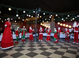 Noel Baba Bandosu noel baba bandosu 12 İzmir Organizasyon Noel baba bandosu kiralama hizmeti İzmir Organizasyon firmamızın sunduğu profesyonel hizmetlerden birisidir. Yeni bir yılı kutlamak, geçmiş yıla veda etmek için çeşitli eğlence aktiviteleri düzenliyoruz. Noel Anne ve Noel Baba hediye servisi hizmetimize bir yenisini daha ekledik: Noel Baba bandosu. Noel Anne, Noel Baba ve hatta Noel cini bile var bu bando ekibimizde. Yılbaşı kutlamaları için aktivitelerinizi belirlemeye başlamadan önce Noel Baba bandosu videolarımızı izleyebilirsiniz. Noel Baba bandosu ile yeni yılı coşku ile karşılamak ve eğlenceli dakikalar yaşamak isterseniz İzmir Organizasyon her daim hizmetinizde. Yılbaşı etkinliklerinizde Noel Baba bando ekibi kiralayabilir ayrıca hem çocukların hemde yetişkinlerin keyif alacağı hizmetlerimizden faydalabilirsiniz. Palyaço servisi, tahta bacak gösterisi, çizgi film maskotları, dans gösterisi ve daha birçok hizmet ile İzmir Organizasyon yeni bir yıla hazırlanırken sizlere profesyonel hizmet sunuyor. Etkinlik ve organizasyonlarınızda animasyon ekibi kiralama ve Noel Baba bandosu kiralama hizmetlerimizi tercih edebilirsiniz. Noel Baba Bandosu noel baba bandosu 12 İzmir Organizasyon