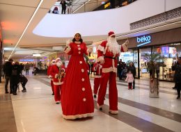 Noel Baba Bandosu noel baba bandosu 2 İzmir Organizasyon Noel baba bandosu kiralama hizmeti İzmir Organizasyon firmamızın sunduğu profesyonel hizmetlerden birisidir. Yeni bir yılı kutlamak, geçmiş yıla veda etmek için çeşitli eğlence aktiviteleri düzenliyoruz. Noel Anne ve Noel Baba hediye servisi hizmetimize bir yenisini daha ekledik: Noel Baba bandosu. Noel Anne, Noel Baba ve hatta Noel cini bile var bu bando ekibimizde. Yılbaşı kutlamaları için aktivitelerinizi belirlemeye başlamadan önce Noel Baba bandosu videolarımızı izleyebilirsiniz. Noel Baba bandosu ile yeni yılı coşku ile karşılamak ve eğlenceli dakikalar yaşamak isterseniz İzmir Organizasyon her daim hizmetinizde. Yılbaşı etkinliklerinizde Noel Baba bando ekibi kiralayabilir ayrıca hem çocukların hemde yetişkinlerin keyif alacağı hizmetlerimizden faydalabilirsiniz. Palyaço servisi, tahta bacak gösterisi, çizgi film maskotları, dans gösterisi ve daha birçok hizmet ile İzmir Organizasyon yeni bir yıla hazırlanırken sizlere profesyonel hizmet sunuyor. Etkinlik ve organizasyonlarınızda animasyon ekibi kiralama ve Noel Baba bandosu kiralama hizmetlerimizi tercih edebilirsiniz. Tahta Bacak Gösterisi