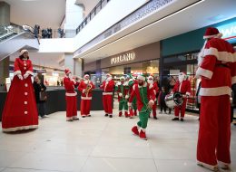 Noel Baba Bandosu noel baba bandosu 5 İzmir Organizasyon Noel baba bandosu kiralama hizmeti İzmir Organizasyon firmamızın sunduğu profesyonel hizmetlerden birisidir. Yeni bir yılı kutlamak, geçmiş yıla veda etmek için çeşitli eğlence aktiviteleri düzenliyoruz. Noel Anne ve Noel Baba hediye servisi hizmetimize bir yenisini daha ekledik: Noel Baba bandosu. Noel Anne, Noel Baba ve hatta Noel cini bile var bu bando ekibimizde. Yılbaşı kutlamaları için aktivitelerinizi belirlemeye başlamadan önce Noel Baba bandosu videolarımızı izleyebilirsiniz. Noel Baba bandosu ile yeni yılı coşku ile karşılamak ve eğlenceli dakikalar yaşamak isterseniz İzmir Organizasyon her daim hizmetinizde. Yılbaşı etkinliklerinizde Noel Baba bando ekibi kiralayabilir ayrıca hem çocukların hemde yetişkinlerin keyif alacağı hizmetlerimizden faydalabilirsiniz. Palyaço servisi, tahta bacak gösterisi, çizgi film maskotları, dans gösterisi ve daha birçok hizmet ile İzmir Organizasyon yeni bir yıla hazırlanırken sizlere profesyonel hizmet sunuyor. Etkinlik ve organizasyonlarınızda animasyon ekibi kiralama ve Noel Baba bandosu kiralama hizmetlerimizi tercih edebilirsiniz. Noel Cini Kiralama