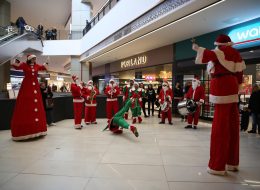 Noel Baba Bandosu noel baba bandosu 6 İzmir Organizasyon Noel baba bandosu kiralama hizmeti İzmir Organizasyon firmamızın sunduğu profesyonel hizmetlerden birisidir. Yeni bir yılı kutlamak, geçmiş yıla veda etmek için çeşitli eğlence aktiviteleri düzenliyoruz. Noel Anne ve Noel Baba hediye servisi hizmetimize bir yenisini daha ekledik: Noel Baba bandosu. Noel Anne, Noel Baba ve hatta Noel cini bile var bu bando ekibimizde. Yılbaşı kutlamaları için aktivitelerinizi belirlemeye başlamadan önce Noel Baba bandosu videolarımızı izleyebilirsiniz. Noel Baba bandosu ile yeni yılı coşku ile karşılamak ve eğlenceli dakikalar yaşamak isterseniz İzmir Organizasyon her daim hizmetinizde. Yılbaşı etkinliklerinizde Noel Baba bando ekibi kiralayabilir ayrıca hem çocukların hemde yetişkinlerin keyif alacağı hizmetlerimizden faydalabilirsiniz. Palyaço servisi, tahta bacak gösterisi, çizgi film maskotları, dans gösterisi ve daha birçok hizmet ile İzmir Organizasyon yeni bir yıla hazırlanırken sizlere profesyonel hizmet sunuyor. Etkinlik ve organizasyonlarınızda animasyon ekibi kiralama ve Noel Baba bandosu kiralama hizmetlerimizi tercih edebilirsiniz. Noel Baba Bando Ekibi Kiralama