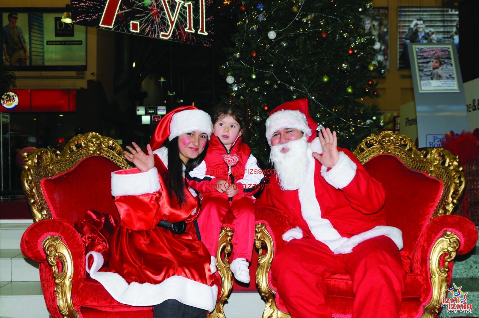 Noel Baba ve Noel Anne noel baba hediye servisi İzmir Organizasyon Yeni yıla girerken çocuklara ve sevdiklerinize unutulmaz bir sürpriz yapın! Profesyonel kostümleri, beyaz sakalları, tontiş göbekleri ve ellerinde hediye çuvalıyla kapınızı çalan Noel Baba ve Noel Anne hizmeti. Evlere sürpriz ziyaretler, şirketlerin yılbaşı partileri, AVM etkinlikleri ve okul kutlamaları için tiyatro yeteneğine sahip, deneyimli animatörlerimizle İzmir Organizasyon kalitesini yaşayın. İzmir Noel Baba Hediye Servisi İzmir Organizasyon
