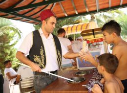 Nostaljik Satıcılar nostaljik saticilar 13 İzmir Organizasyon Nostaljik satıcılar zamanda yolculuk yaptığınızı düşündüren, eski yıllardan günümüze kadar varlığını sürdüren hizmetlerdir. Her kesimden insanlar eski günlerden gelen alışkanlıklarımızı yâd etmeyi sever. Bu nedenle nostaljik satıcıların varlığı her yaştan insanı mutlu eder. Nostaljik satıcılar neredeyse bütün organizasyonlarda kullanılmaktadır. Açılış, kokteyl, şenlik, piknik, sünnet, düğün, doğum günü, mezuniyet, temel atma törenleri, ramazan etkinlikleri, AVM etkinlikleri, temalı parti organizasyonları gibi her türlü etkinliğe yakışmaktadırlar. Hatta evlilik teklifi organizasyonlarında bile nostaljik satıcılar kullanılmaktadır. Örneğin evlilik teklifi öncesinde her şeyden habersiz olan eş adayına tavşanlı niyetçiden sizin daha önceden yazmamızı istediğiniz, size özel sözlerin olduğu kağıtları çektirerek organizasyonu farklılaştırabiliriz. Açılış organizasyonu, şenlik organizasyonu, temel atma töreni organizasyonu ve AVM etkinlikleri gibi organizasyonlarda gelecek olan konukların sayısı belli değildir. Bu sayı on kişide olabilir on bin kişide olabilir. Her iki durumda da nostaljik satıcılarla günü kurtarabilirsiniz. Maraş Dondurmacısı Kiralama İzmir
