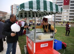Nostaljik Satıcılar nostaljik saticilar 16 İzmir Organizasyon Nostaljik satıcılar zamanda yolculuk yaptığınızı düşündüren, eski yıllardan günümüze kadar varlığını sürdüren hizmetlerdir. Her kesimden insanlar eski günlerden gelen alışkanlıklarımızı yâd etmeyi sever. Bu nedenle nostaljik satıcıların varlığı her yaştan insanı mutlu eder. Nostaljik satıcılar neredeyse bütün organizasyonlarda kullanılmaktadır. Açılış, kokteyl, şenlik, piknik, sünnet, düğün, doğum günü, mezuniyet, temel atma törenleri, ramazan etkinlikleri, AVM etkinlikleri, temalı parti organizasyonları gibi her türlü etkinliğe yakışmaktadırlar. Hatta evlilik teklifi organizasyonlarında bile nostaljik satıcılar kullanılmaktadır. Örneğin evlilik teklifi öncesinde her şeyden habersiz olan eş adayına tavşanlı niyetçiden sizin daha önceden yazmamızı istediğiniz, size özel sözlerin olduğu kağıtları çektirerek organizasyonu farklılaştırabiliriz. Açılış organizasyonu, şenlik organizasyonu, temel atma töreni organizasyonu ve AVM etkinlikleri gibi organizasyonlarda gelecek olan konukların sayısı belli değildir. Bu sayı on kişide olabilir on bin kişide olabilir. Her iki durumda da nostaljik satıcılarla günü kurtarabilirsiniz. Cotton Candy Pamuk Şekerci Kiralama İzmir