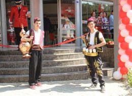 Nostaljik Satıcılar nostaljik saticilar 8 İzmir Organizasyon Nostaljik satıcılar zamanda yolculuk yaptığınızı düşündüren, eski yıllardan günümüze kadar varlığını sürdüren hizmetlerdir. Her kesimden insanlar eski günlerden gelen alışkanlıklarımızı yâd etmeyi sever. Bu nedenle nostaljik satıcıların varlığı her yaştan insanı mutlu eder. Nostaljik satıcılar neredeyse bütün organizasyonlarda kullanılmaktadır. Açılış, kokteyl, şenlik, piknik, sünnet, düğün, doğum günü, mezuniyet, temel atma törenleri, ramazan etkinlikleri, AVM etkinlikleri, temalı parti organizasyonları gibi her türlü etkinliğe yakışmaktadırlar. Hatta evlilik teklifi organizasyonlarında bile nostaljik satıcılar kullanılmaktadır. Örneğin evlilik teklifi öncesinde her şeyden habersiz olan eş adayına tavşanlı niyetçiden sizin daha önceden yazmamızı istediğiniz, size özel sözlerin olduğu kağıtları çektirerek organizasyonu farklılaştırabiliriz. Açılış organizasyonu, şenlik organizasyonu, temel atma töreni organizasyonu ve AVM etkinlikleri gibi organizasyonlarda gelecek olan konukların sayısı belli değildir. Bu sayı on kişide olabilir on bin kişide olabilir. Her iki durumda da nostaljik satıcılarla günü kurtarabilirsiniz. Limonatacı ve Şerbetçi Kiralama İzmir