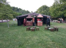 Kurum İçi Motivasyonu Değiştirecek Nostaljik Satıcılar nostaljik saticilar kahveci guzeli falci 2 İzmir Organizasyon Kurum içi motivasyon son dönemlerde yöneticiler ve insan kaynakları personeli arasında çalışanları nasıl motive edebilecekleri konusunda gündem oluşturuyor. Kurum içi motivasyon dendiğin de sadece şirket performansında değişikliğin meydana gelmesi değil personelin kendi arasında iletişimi güçlendirmek ayrıca personel ve yönetim ilişkisini de en üst seviyeye çıkararak ofiste sosyalleşme sağlanması, kısa süre de daha fazla iş veriminin elde edilmesidir. Mutlu personel yaratıcı, sonuç odaklı ve verimli çalışırken yaptığı işten de keyif alıyor. İşini yaparken keyif alan ve mutlu çalışan personeller için şirket ve kurumlar, iş saatleri içinde ya da iş saatleri dışında çalışanlarına sürprizler yapıyor. Öğle arasının ardından çalışanlarınıza kısa bir mola daha vererek onlara eğlenceli bir o kadar da keyifli anlar yaşatabilirsiniz. İzmir Organizasyon nostaljik satıcılar ve profesyonel ekibi ile bu kısa aranızı renklendirmek için hazır. Nostaljik satıcılar ile personelinizi geçmişe doğru götürebilirsiniz. Nostaljik satıcılar arasında birde kahveci güzeli ve falcı varsa değmeyin keyfimize. Kahveci Güzeli Kiralama İzmir