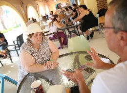 Kurum İçi Motivasyonu Değiştirecek Nostaljik Satıcılar nostaljik saticilar kahveci guzeli falci 2 İzmir Organizasyon Kurum içi motivasyon son dönemlerde yöneticiler ve insan kaynakları personeli arasında çalışanları nasıl motive edebilecekleri konusunda gündem oluşturuyor. Kurum içi motivasyon dendiğin de sadece şirket performansında değişikliğin meydana gelmesi değil personelin kendi arasında iletişimi güçlendirmek ayrıca personel ve yönetim ilişkisini de en üst seviyeye çıkararak ofiste sosyalleşme sağlanması, kısa süre de daha fazla iş veriminin elde edilmesidir. Mutlu personel yaratıcı, sonuç odaklı ve verimli çalışırken yaptığı işten de keyif alıyor. İşini yaparken keyif alan ve mutlu çalışan personeller için şirket ve kurumlar, iş saatleri içinde ya da iş saatleri dışında çalışanlarına sürprizler yapıyor. Öğle arasının ardından çalışanlarınıza kısa bir mola daha vererek onlara eğlenceli bir o kadar da keyifli anlar yaşatabilirsiniz. İzmir Organizasyon nostaljik satıcılar ve profesyonel ekibi ile bu kısa aranızı renklendirmek için hazır. Nostaljik satıcılar ile personelinizi geçmişe doğru götürebilirsiniz. Nostaljik satıcılar arasında birde kahveci güzeli ve falcı varsa değmeyin keyfimize. Aile Günü Organizasyonu Falcı Kiralama İzmir