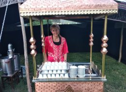 Kurum İçi Motivasyonu Değiştirecek Nostaljik Satıcılar nostaljik saticilar kahveci guzeli falci 3 İzmir Organizasyon Kurum içi motivasyon son dönemlerde yöneticiler ve insan kaynakları personeli arasında çalışanları nasıl motive edebilecekleri konusunda gündem oluşturuyor. Kurum içi motivasyon dendiğin de sadece şirket performansında değişikliğin meydana gelmesi değil personelin kendi arasında iletişimi güçlendirmek ayrıca personel ve yönetim ilişkisini de en üst seviyeye çıkararak ofiste sosyalleşme sağlanması, kısa süre de daha fazla iş veriminin elde edilmesidir. Mutlu personel yaratıcı, sonuç odaklı ve verimli çalışırken yaptığı işten de keyif alıyor. İşini yaparken keyif alan ve mutlu çalışan personeller için şirket ve kurumlar, iş saatleri içinde ya da iş saatleri dışında çalışanlarına sürprizler yapıyor. Öğle arasının ardından çalışanlarınıza kısa bir mola daha vererek onlara eğlenceli bir o kadar da keyifli anlar yaşatabilirsiniz. İzmir Organizasyon nostaljik satıcılar ve profesyonel ekibi ile bu kısa aranızı renklendirmek için hazır. Nostaljik satıcılar ile personelinizi geçmişe doğru götürebilirsiniz. Nostaljik satıcılar arasında birde kahveci güzeli ve falcı varsa değmeyin keyfimize. Catering Ekipmanları ve Kahveci Güzeli Kiralama İzmir