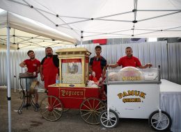 Kurumsal Motivasyonu Artıracak Nostaljik Satıcı ‘Pamuk Şekerci’ nostaljik saticilar pamuk sekerci 8 İzmir Organizasyon Kurumsal motivasyonu artıracak nostaljik satıcı 'pamuk şekerci' ile İzmir Organizasyon sizlere keyifli bir günün kapısını aralıyor. Kurum ve şirketler motivasyonu artırmak, çalışanların arasındaki iletişimi güçlendirmek, iş verimini daha aktif hale getirmek amacı ile iş yerinde personeli için farklı aktiviteler düzenler. Bu aktiviteler, kimi zaman çalışanları için düzenledikleri bir yemek gecesi olurken, kimi zaman ise ilkbahar aylarının tercih edildiği dönemler de şirket piknik organizasyonları oluyor. Tabi ki şirketlerin personeli için yaptığı motivasyonu ve iletişimi artırma yöntemleri bunlar ile sınırlı değil. Kurum ve şirketler, kültür ve sanat etkinliklerinin yanı sıra kurum içerisinde motivasyona katkı da bulunacak etkinlikler de düzenler. Türkiye de git gide önem kazanmaya başlayan kurumsal motivasyon, iş verimliliği, kavramlarına istinaden firmalar çalışanları için farklı etkinlikler düzenliyor. Bu etkinlikler içerisinde birçok örneği sizlere sunabiliriz. Bunlardan sadece bir tanesi olan ve nostaljik satıcılar arasında yer alan pamuk şekerci iş yerlerinin sıkıcı havasını bir anda eğlenceli ve keyifli hale çevirmek isteyenler için ideal bir seçim olacak. Patlamış Mısırcı Macuncu ve Pamuk Şekerci Kiralama İzmir