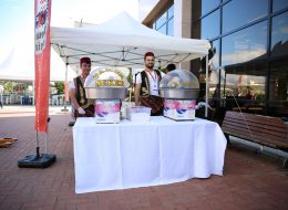 Kurumsal Motivasyonu Artıracak Nostaljik Satıcı ‘Pamuk Şekerci’ nostaljik saticilar pamuk sekerci 9 İzmir Organizasyon Kurumsal motivasyonu artıracak nostaljik satıcı 'pamuk şekerci' ile İzmir Organizasyon sizlere keyifli bir günün kapısını aralıyor. Kurum ve şirketler motivasyonu artırmak, çalışanların arasındaki iletişimi güçlendirmek, iş verimini daha aktif hale getirmek amacı ile iş yerinde personeli için farklı aktiviteler düzenler. Bu aktiviteler, kimi zaman çalışanları için düzenledikleri bir yemek gecesi olurken, kimi zaman ise ilkbahar aylarının tercih edildiği dönemler de şirket piknik organizasyonları oluyor. Tabi ki şirketlerin personeli için yaptığı motivasyonu ve iletişimi artırma yöntemleri bunlar ile sınırlı değil. Kurum ve şirketler, kültür ve sanat etkinliklerinin yanı sıra kurum içerisinde motivasyona katkı da bulunacak etkinlikler de düzenler. Türkiye de git gide önem kazanmaya başlayan kurumsal motivasyon, iş verimliliği, kavramlarına istinaden firmalar çalışanları için farklı etkinlikler düzenliyor. Bu etkinlikler içerisinde birçok örneği sizlere sunabiliriz. Bunlardan sadece bir tanesi olan ve nostaljik satıcılar arasında yer alan pamuk şekerci iş yerlerinin sıkıcı havasını bir anda eğlenceli ve keyifli hale çevirmek isteyenler için ideal bir seçim olacak. Şirket ve Kurumsal Firma Organizasyonları Pamuk Şekerci Kiralama İzmir