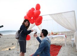Uçan Balonlar Eşliğinde Kumsalda Evlenme Teklifi Organizasyonu