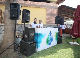 Orta Büyüklükte Ses Sistemi Kiralama orta buyuklukte ses sistemi kiralama izmir organizasyon 16 İzmir Organizasyon Organizasyon konseptinize, organizasyon mekanınıza ve organizasyona katılan konuk sayınıza göre, çeşitli büyüklüklerde ses sistemi kiralama hizmeti veriyoruz. Ses sistemlerimizi, ufak ses sistemi, orta büyüklükte ses sistemi ve profesyonel ses sistemi olmak üzere sınıflandırıyoruz. Böylece hem amacına uygun organizasyonlar gerçekleştirmiş oluyorsunuz, hem de alandan ve bütçeden tasarruf etmiş oluyorsunuz. Ufak ses sistemi kiralama hizmetini, daha çok katılımcı sayısının 10 ile 30 kişi arasında olduğu doğum günü partileri, teknede yapılan evlenme teklifi organizasyonu gibi etkinliklerimizde tercih ediyoruz. Orta büyüklükte ses sistemi kiralama hizmeti ise, daha çok kumsalda ya da dış mekanda yapılan evlilik teklifi organizasyonu, katılımcı sayısının 30’dan fazla olduğu doğum günü partileri ve açılış organizasyonu gibi etkinliklerde kullanılıyor. Profesyonel ses sistemi kiralama ise konser etkinlikleri, şenlik ve festival organizasyonu gibi etkinliklerde kullanılıyor. Piknik Organizasyonu Ses Sistemi Kiralama İzmir