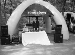 Orta Büyüklükte Ses Sistemi Kiralama orta buyuklukte ses sistemi kiralama izmir organizasyon 28 İzmir Organizasyon Organizasyon konseptinize, organizasyon mekanınıza ve organizasyona katılan konuk sayınıza göre, çeşitli büyüklüklerde ses sistemi kiralama hizmeti veriyoruz. Ses sistemlerimizi, ufak ses sistemi, orta büyüklükte ses sistemi ve profesyonel ses sistemi olmak üzere sınıflandırıyoruz. Böylece hem amacına uygun organizasyonlar gerçekleştirmiş oluyorsunuz, hem de alandan ve bütçeden tasarruf etmiş oluyorsunuz. Ufak ses sistemi kiralama hizmetini, daha çok katılımcı sayısının 10 ile 30 kişi arasında olduğu doğum günü partileri, teknede yapılan evlenme teklifi organizasyonu gibi etkinliklerimizde tercih ediyoruz. Orta büyüklükte ses sistemi kiralama hizmeti ise, daha çok kumsalda ya da dış mekanda yapılan evlilik teklifi organizasyonu, katılımcı sayısının 30’dan fazla olduğu doğum günü partileri ve açılış organizasyonu gibi etkinliklerde kullanılıyor. Profesyonel ses sistemi kiralama ise konser etkinlikleri, şenlik ve festival organizasyonu gibi etkinliklerde kullanılıyor. Ses Sistemi Kiralama İzmir