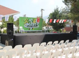 Orta Büyüklükte Ses Sistemi Kiralama orta buyuklukte ses sistemi kiralama izmir organizasyon 31 İzmir Organizasyon Organizasyon konseptinize, organizasyon mekanınıza ve organizasyona katılan konuk sayınıza göre, çeşitli büyüklüklerde ses sistemi kiralama hizmeti veriyoruz. Ses sistemlerimizi, ufak ses sistemi, orta büyüklükte ses sistemi ve profesyonel ses sistemi olmak üzere sınıflandırıyoruz. Böylece hem amacına uygun organizasyonlar gerçekleştirmiş oluyorsunuz, hem de alandan ve bütçeden tasarruf etmiş oluyorsunuz. Ufak ses sistemi kiralama hizmetini, daha çok katılımcı sayısının 10 ile 30 kişi arasında olduğu doğum günü partileri, teknede yapılan evlenme teklifi organizasyonu gibi etkinliklerimizde tercih ediyoruz. Orta büyüklükte ses sistemi kiralama hizmeti ise, daha çok kumsalda ya da dış mekanda yapılan evlilik teklifi organizasyonu, katılımcı sayısının 30’dan fazla olduğu doğum günü partileri ve açılış organizasyonu gibi etkinliklerde kullanılıyor. Profesyonel ses sistemi kiralama ise konser etkinlikleri, şenlik ve festival organizasyonu gibi etkinliklerde kullanılıyor. Festival ve Şenlik Organizasyonu Orta Büyüklükte Ses Sistemi Kiralama İzmir