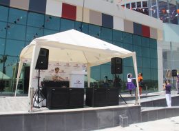 Orta Büyüklükte Ses Sistemi Kiralama orta buyuklukte ses sistemi kiralama izmir organizasyon 44 İzmir Organizasyon Organizasyon konseptinize, organizasyon mekanınıza ve organizasyona katılan konuk sayınıza göre, çeşitli büyüklüklerde ses sistemi kiralama hizmeti veriyoruz. Ses sistemlerimizi, ufak ses sistemi, orta büyüklükte ses sistemi ve profesyonel ses sistemi olmak üzere sınıflandırıyoruz. Böylece hem amacına uygun organizasyonlar gerçekleştirmiş oluyorsunuz, hem de alandan ve bütçeden tasarruf etmiş oluyorsunuz. Ufak ses sistemi kiralama hizmetini, daha çok katılımcı sayısının 10 ile 30 kişi arasında olduğu doğum günü partileri, teknede yapılan evlenme teklifi organizasyonu gibi etkinliklerimizde tercih ediyoruz. Orta büyüklükte ses sistemi kiralama hizmeti ise, daha çok kumsalda ya da dış mekanda yapılan evlilik teklifi organizasyonu, katılımcı sayısının 30’dan fazla olduğu doğum günü partileri ve açılış organizasyonu gibi etkinliklerde kullanılıyor. Profesyonel ses sistemi kiralama ise konser etkinlikleri, şenlik ve festival organizasyonu gibi etkinliklerde kullanılıyor. Gölgelik ve Ses Sistemi Kiralama İzmir