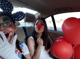 Palyaço Hediye Servisi palyaco hediye servisi 10 İzmir Organizasyon Palyaço hediye servisi, sevdiklerinizi mutlu etmenin en basit yöntemlerinden biridir. Palyaçolar rengarenk kostümleri, eğlenceli makyajları, sempatik ve enerjik hareketleriyle bizi eğlendirir. Özellikle de hiç beklemediğimiz bir anda karşımıza çıkıyorsa… Eşinize, sevdiğiniz kadına ya da sizin için özel bir yere sahip kişiye sürpriz yapmak isterseniz İzmir Organizasyon şirketi olarak profesyonel ekibimizle hizmetinizdeyiz. Kısacası ‘Siz Neredeyseniz İzmir Organizasyon Ekibi Olarak Bizlerde Yanı Başınızdayız’. 2004 yılından günümüze dek animasyon, organizasyon, süsleme, pyro teknik hizmetler veren İzmir Organizasyon şirketimiz %100 müşteri memnuniyeti ilkesini hedeflemektedir. İzmir başta olmak üzere yakın çevresi, Ege Bölgesi ve Türkiye’nin dört bir noktasına ulaşan İzmir Organizasyon sizlere unutulmayacak anlar yaşatmaktadır. Palyaço hediye servisi ile sevdiklerinizi sürpriz hediyelerle mutlu edebilirsiniz. Palyaço hediye servisi farklı senaryolarla ve sizin hayal gücünüzle çoğaltılabilir. Örneğin; 14 Şubat Sevgililer Günü’nde ona farklı bir sürpriz yapmak istiyorsunuz. Organizasyon sorumlumuzla görüşmeleriniz sonrasında tüm detayları belirleyebilirsiniz. Palyaço Uçan Balon Servisi