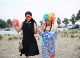 Palyaço Hediye Servisi palyaco hediye servisi 12 İzmir Organizasyon Palyaço hediye servisi, sevdiklerinizi mutlu etmenin en basit yöntemlerinden biridir. Palyaçolar rengarenk kostümleri, eğlenceli makyajları, sempatik ve enerjik hareketleriyle bizi eğlendirir. Özellikle de hiç beklemediğimiz bir anda karşımıza çıkıyorsa… Eşinize, sevdiğiniz kadına ya da sizin için özel bir yere sahip kişiye sürpriz yapmak isterseniz İzmir Organizasyon şirketi olarak profesyonel ekibimizle hizmetinizdeyiz. Kısacası ‘Siz Neredeyseniz İzmir Organizasyon Ekibi Olarak Bizlerde Yanı Başınızdayız’. 2004 yılından günümüze dek animasyon, organizasyon, süsleme, pyro teknik hizmetler veren İzmir Organizasyon şirketimiz %100 müşteri memnuniyeti ilkesini hedeflemektedir. İzmir başta olmak üzere yakın çevresi, Ege Bölgesi ve Türkiye’nin dört bir noktasına ulaşan İzmir Organizasyon sizlere unutulmayacak anlar yaşatmaktadır. Palyaço hediye servisi ile sevdiklerinizi sürpriz hediyelerle mutlu edebilirsiniz. Palyaço hediye servisi farklı senaryolarla ve sizin hayal gücünüzle çoğaltılabilir. Örneğin; 14 Şubat Sevgililer Günü’nde ona farklı bir sürpriz yapmak istiyorsunuz. Organizasyon sorumlumuzla görüşmeleriniz sonrasında tüm detayları belirleyebilirsiniz. Palyaço Hediye Servisi