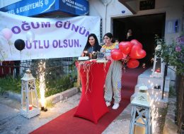 Palyaço Hediye Servisi palyaco hediye servisi 14 İzmir Organizasyon Palyaço hediye servisi, sevdiklerinizi mutlu etmenin en basit yöntemlerinden biridir. Palyaçolar rengarenk kostümleri, eğlenceli makyajları, sempatik ve enerjik hareketleriyle bizi eğlendirir. Özellikle de hiç beklemediğimiz bir anda karşımıza çıkıyorsa… Eşinize, sevdiğiniz kadına ya da sizin için özel bir yere sahip kişiye sürpriz yapmak isterseniz İzmir Organizasyon şirketi olarak profesyonel ekibimizle hizmetinizdeyiz. Kısacası ‘Siz Neredeyseniz İzmir Organizasyon Ekibi Olarak Bizlerde Yanı Başınızdayız’. 2004 yılından günümüze dek animasyon, organizasyon, süsleme, pyro teknik hizmetler veren İzmir Organizasyon şirketimiz %100 müşteri memnuniyeti ilkesini hedeflemektedir. İzmir başta olmak üzere yakın çevresi, Ege Bölgesi ve Türkiye’nin dört bir noktasına ulaşan İzmir Organizasyon sizlere unutulmayacak anlar yaşatmaktadır. Palyaço hediye servisi ile sevdiklerinizi sürpriz hediyelerle mutlu edebilirsiniz. Palyaço hediye servisi farklı senaryolarla ve sizin hayal gücünüzle çoğaltılabilir. Örneğin; 14 Şubat Sevgililer Günü’nde ona farklı bir sürpriz yapmak istiyorsunuz. Organizasyon sorumlumuzla görüşmeleriniz sonrasında tüm detayları belirleyebilirsiniz. İzmir Palyaço Kiralama