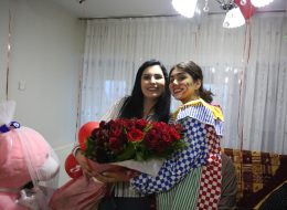 Palyaço Hediye Servisi palyaco hediye servisi 16 İzmir Organizasyon Palyaço hediye servisi, sevdiklerinizi mutlu etmenin en basit yöntemlerinden biridir. Palyaçolar rengarenk kostümleri, eğlenceli makyajları, sempatik ve enerjik hareketleriyle bizi eğlendirir. Özellikle de hiç beklemediğimiz bir anda karşımıza çıkıyorsa… Eşinize, sevdiğiniz kadına ya da sizin için özel bir yere sahip kişiye sürpriz yapmak isterseniz İzmir Organizasyon şirketi olarak profesyonel ekibimizle hizmetinizdeyiz. Kısacası ‘Siz Neredeyseniz İzmir Organizasyon Ekibi Olarak Bizlerde Yanı Başınızdayız’. 2004 yılından günümüze dek animasyon, organizasyon, süsleme, pyro teknik hizmetler veren İzmir Organizasyon şirketimiz %100 müşteri memnuniyeti ilkesini hedeflemektedir. İzmir başta olmak üzere yakın çevresi, Ege Bölgesi ve Türkiye’nin dört bir noktasına ulaşan İzmir Organizasyon sizlere unutulmayacak anlar yaşatmaktadır. Palyaço hediye servisi ile sevdiklerinizi sürpriz hediyelerle mutlu edebilirsiniz. Palyaço hediye servisi farklı senaryolarla ve sizin hayal gücünüzle çoğaltılabilir. Örneğin; 14 Şubat Sevgililer Günü’nde ona farklı bir sürpriz yapmak istiyorsunuz. Organizasyon sorumlumuzla görüşmeleriniz sonrasında tüm detayları belirleyebilirsiniz. İzmir Palyaço Kiralama