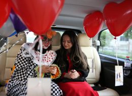 Palyaço Hediye Servisi palyaco hediye servisi 17 İzmir Organizasyon Palyaço hediye servisi, sevdiklerinizi mutlu etmenin en basit yöntemlerinden biridir. Palyaçolar rengarenk kostümleri, eğlenceli makyajları, sempatik ve enerjik hareketleriyle bizi eğlendirir. Özellikle de hiç beklemediğimiz bir anda karşımıza çıkıyorsa… Eşinize, sevdiğiniz kadına ya da sizin için özel bir yere sahip kişiye sürpriz yapmak isterseniz İzmir Organizasyon şirketi olarak profesyonel ekibimizle hizmetinizdeyiz. Kısacası ‘Siz Neredeyseniz İzmir Organizasyon Ekibi Olarak Bizlerde Yanı Başınızdayız’. 2004 yılından günümüze dek animasyon, organizasyon, süsleme, pyro teknik hizmetler veren İzmir Organizasyon şirketimiz %100 müşteri memnuniyeti ilkesini hedeflemektedir. İzmir başta olmak üzere yakın çevresi, Ege Bölgesi ve Türkiye’nin dört bir noktasına ulaşan İzmir Organizasyon sizlere unutulmayacak anlar yaşatmaktadır. Palyaço hediye servisi ile sevdiklerinizi sürpriz hediyelerle mutlu edebilirsiniz. Palyaço hediye servisi farklı senaryolarla ve sizin hayal gücünüzle çoğaltılabilir. Örneğin; 14 Şubat Sevgililer Günü’nde ona farklı bir sürpriz yapmak istiyorsunuz. Organizasyon sorumlumuzla görüşmeleriniz sonrasında tüm detayları belirleyebilirsiniz. Palyaço ile Hediye Servisi