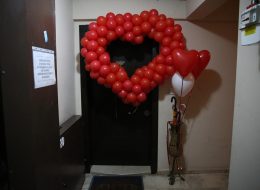 Palyaço Hediye Servisi palyaco hediye servisi 2 İzmir Organizasyon Palyaço hediye servisi, sevdiklerinizi mutlu etmenin en basit yöntemlerinden biridir. Palyaçolar rengarenk kostümleri, eğlenceli makyajları, sempatik ve enerjik hareketleriyle bizi eğlendirir. Özellikle de hiç beklemediğimiz bir anda karşımıza çıkıyorsa… Eşinize, sevdiğiniz kadına ya da sizin için özel bir yere sahip kişiye sürpriz yapmak isterseniz İzmir Organizasyon şirketi olarak profesyonel ekibimizle hizmetinizdeyiz. Kısacası ‘Siz Neredeyseniz İzmir Organizasyon Ekibi Olarak Bizlerde Yanı Başınızdayız’. 2004 yılından günümüze dek animasyon, organizasyon, süsleme, pyro teknik hizmetler veren İzmir Organizasyon şirketimiz %100 müşteri memnuniyeti ilkesini hedeflemektedir. İzmir başta olmak üzere yakın çevresi, Ege Bölgesi ve Türkiye’nin dört bir noktasına ulaşan İzmir Organizasyon sizlere unutulmayacak anlar yaşatmaktadır. Palyaço hediye servisi ile sevdiklerinizi sürpriz hediyelerle mutlu edebilirsiniz. Palyaço hediye servisi farklı senaryolarla ve sizin hayal gücünüzle çoğaltılabilir. Örneğin; 14 Şubat Sevgililer Günü’nde ona farklı bir sürpriz yapmak istiyorsunuz. Organizasyon sorumlumuzla görüşmeleriniz sonrasında tüm detayları belirleyebilirsiniz. Hediye Servisi