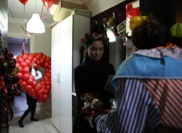 Palyaço Hediye Servisi palyaco hediye servisi 4 İzmir Organizasyon Palyaço hediye servisi, sevdiklerinizi mutlu etmenin en basit yöntemlerinden biridir. Palyaçolar rengarenk kostümleri, eğlenceli makyajları, sempatik ve enerjik hareketleriyle bizi eğlendirir. Özellikle de hiç beklemediğimiz bir anda karşımıza çıkıyorsa… Eşinize, sevdiğiniz kadına ya da sizin için özel bir yere sahip kişiye sürpriz yapmak isterseniz İzmir Organizasyon şirketi olarak profesyonel ekibimizle hizmetinizdeyiz. Kısacası ‘Siz Neredeyseniz İzmir Organizasyon Ekibi Olarak Bizlerde Yanı Başınızdayız’. 2004 yılından günümüze dek animasyon, organizasyon, süsleme, pyro teknik hizmetler veren İzmir Organizasyon şirketimiz %100 müşteri memnuniyeti ilkesini hedeflemektedir. İzmir başta olmak üzere yakın çevresi, Ege Bölgesi ve Türkiye’nin dört bir noktasına ulaşan İzmir Organizasyon sizlere unutulmayacak anlar yaşatmaktadır. Palyaço hediye servisi ile sevdiklerinizi sürpriz hediyelerle mutlu edebilirsiniz. Palyaço hediye servisi farklı senaryolarla ve sizin hayal gücünüzle çoğaltılabilir. Örneğin; 14 Şubat Sevgililer Günü’nde ona farklı bir sürpriz yapmak istiyorsunuz. Organizasyon sorumlumuzla görüşmeleriniz sonrasında tüm detayları belirleyebilirsiniz. Palyaço Hediye Servisi İzmir