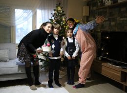 Palyaço Hediye Servisi palyaco hediye servisi 6 İzmir Organizasyon Palyaço hediye servisi, sevdiklerinizi mutlu etmenin en basit yöntemlerinden biridir. Palyaçolar rengarenk kostümleri, eğlenceli makyajları, sempatik ve enerjik hareketleriyle bizi eğlendirir. Özellikle de hiç beklemediğimiz bir anda karşımıza çıkıyorsa… Eşinize, sevdiğiniz kadına ya da sizin için özel bir yere sahip kişiye sürpriz yapmak isterseniz İzmir Organizasyon şirketi olarak profesyonel ekibimizle hizmetinizdeyiz. Kısacası ‘Siz Neredeyseniz İzmir Organizasyon Ekibi Olarak Bizlerde Yanı Başınızdayız’. 2004 yılından günümüze dek animasyon, organizasyon, süsleme, pyro teknik hizmetler veren İzmir Organizasyon şirketimiz %100 müşteri memnuniyeti ilkesini hedeflemektedir. İzmir başta olmak üzere yakın çevresi, Ege Bölgesi ve Türkiye’nin dört bir noktasına ulaşan İzmir Organizasyon sizlere unutulmayacak anlar yaşatmaktadır. Palyaço hediye servisi ile sevdiklerinizi sürpriz hediyelerle mutlu edebilirsiniz. Palyaço hediye servisi farklı senaryolarla ve sizin hayal gücünüzle çoğaltılabilir. Örneğin; 14 Şubat Sevgililer Günü’nde ona farklı bir sürpriz yapmak istiyorsunuz. Organizasyon sorumlumuzla görüşmeleriniz sonrasında tüm detayları belirleyebilirsiniz. İzmir Palyaço Hediye Servisi