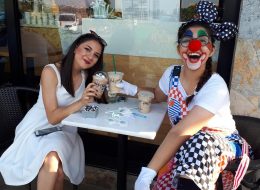 Palyaço Hediye Servisi palyaco hediye servisi 8 İzmir Organizasyon Palyaço hediye servisi, sevdiklerinizi mutlu etmenin en basit yöntemlerinden biridir. Palyaçolar rengarenk kostümleri, eğlenceli makyajları, sempatik ve enerjik hareketleriyle bizi eğlendirir. Özellikle de hiç beklemediğimiz bir anda karşımıza çıkıyorsa… Eşinize, sevdiğiniz kadına ya da sizin için özel bir yere sahip kişiye sürpriz yapmak isterseniz İzmir Organizasyon şirketi olarak profesyonel ekibimizle hizmetinizdeyiz. Kısacası ‘Siz Neredeyseniz İzmir Organizasyon Ekibi Olarak Bizlerde Yanı Başınızdayız’. 2004 yılından günümüze dek animasyon, organizasyon, süsleme, pyro teknik hizmetler veren İzmir Organizasyon şirketimiz %100 müşteri memnuniyeti ilkesini hedeflemektedir. İzmir başta olmak üzere yakın çevresi, Ege Bölgesi ve Türkiye’nin dört bir noktasına ulaşan İzmir Organizasyon sizlere unutulmayacak anlar yaşatmaktadır. Palyaço hediye servisi ile sevdiklerinizi sürpriz hediyelerle mutlu edebilirsiniz. Palyaço hediye servisi farklı senaryolarla ve sizin hayal gücünüzle çoğaltılabilir. Örneğin; 14 Şubat Sevgililer Günü’nde ona farklı bir sürpriz yapmak istiyorsunuz. Organizasyon sorumlumuzla görüşmeleriniz sonrasında tüm detayları belirleyebilirsiniz. Palyaço Hediye Servisi palyaco hediye servisi 8 İzmir Organizasyon