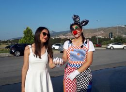 Palyaço Hediye Servisi palyaco hediye servisi 9 İzmir Organizasyon Palyaço hediye servisi, sevdiklerinizi mutlu etmenin en basit yöntemlerinden biridir. Palyaçolar rengarenk kostümleri, eğlenceli makyajları, sempatik ve enerjik hareketleriyle bizi eğlendirir. Özellikle de hiç beklemediğimiz bir anda karşımıza çıkıyorsa… Eşinize, sevdiğiniz kadına ya da sizin için özel bir yere sahip kişiye sürpriz yapmak isterseniz İzmir Organizasyon şirketi olarak profesyonel ekibimizle hizmetinizdeyiz. Kısacası ‘Siz Neredeyseniz İzmir Organizasyon Ekibi Olarak Bizlerde Yanı Başınızdayız’. 2004 yılından günümüze dek animasyon, organizasyon, süsleme, pyro teknik hizmetler veren İzmir Organizasyon şirketimiz %100 müşteri memnuniyeti ilkesini hedeflemektedir. İzmir başta olmak üzere yakın çevresi, Ege Bölgesi ve Türkiye’nin dört bir noktasına ulaşan İzmir Organizasyon sizlere unutulmayacak anlar yaşatmaktadır. Palyaço hediye servisi ile sevdiklerinizi sürpriz hediyelerle mutlu edebilirsiniz. Palyaço hediye servisi farklı senaryolarla ve sizin hayal gücünüzle çoğaltılabilir. Örneğin; 14 Şubat Sevgililer Günü’nde ona farklı bir sürpriz yapmak istiyorsunuz. Organizasyon sorumlumuzla görüşmeleriniz sonrasında tüm detayları belirleyebilirsiniz. Palyaço Kiralama İzmir