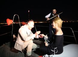 Palyaço Servisi ve Havai Fişek Eşliğinde Teknede Evlilik Teklifi Organizasyonu