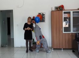 Palyaço Servisi ve Havai Fişek Eşliğinde Teknede Evlilik Teklifi Organizasyonu palyaco servisi ve havai fisek esliginde teknede evlilik teklifi organizasyonu 7 İzmir Organizasyon Palyaço Servisi ve Havai Fişek Eşliğinde Teknede Evlilik Teklifi Organizasyonu oldukça sürprizli hazırlanan kurgularla dolu bir evlilik teklifi organizasyonu paketidir. Cihan Bey, uzun soluklu ilişkisini evlilik yoluna taşımanın ilk şartı olan evlilik teklifi organizasyonu için oldukça araştırma yapmış. Kız arkadaşı Dilara Hanım ile devam etmekte olan masal gibi aşklarına evlilik yolunda devam etmeye karar vermiş. İlişkilerine yakışır bir evlilik teklifi ile Dilara Hanım'a hayatlarını birleştirecekleri o önemli soruyu İzmir organizasyonun değişik fikirleriyle sormak istedi ve ekibimizle iletişime geçti. Ofise davet ettiğimiz Cihan Bey bir bayan gözüyle bakmak için ablasının da desteği almak için Melis Hanım ile ziyaretimize geldiler. Kahvelerimizi yudumlarken daha önce yapmış olduğumuz evlilik teklifi organizasyonlarımızı kendilerine sunduk. Cihan Bey, yapacağı evlilik teklifinin romantik olmasını istediği kadar sıra dışı ve unutulmaz olmasını istediğini dile getirdi. Cihan Bey ve Melis Hanım, Dilara Hanım'ın deniz kabuklarını, deniz yıldızlarını, incileri yani deniz konseptini çok sevdiğini vurguladılar. Hatta Dilara Hanımın lakabının deniz kızı olduğunu öğrendik konuşmalarımızdan. Çünkü Dilara Hanım'ın çok değer verdiği babasının adı “Deniz”, dolayısıyla Dilara hanım da “Deniz Kızı”. Buradan yola çıkarak deniz konsepti ile örtüştürmeye karar verdik evlilik teklifi organizasyonumuzu. Kordon’da Evlilik Teklifi Organizasyonu, Teknede evlilik teklifi organizasyonu, kumsalda evlilik teklifi organizasyonu gibi evlilik teklifi paketlerimizi sunduk. İzmir Evlilik Teklifi Organizasyonu Palyaço Servisi