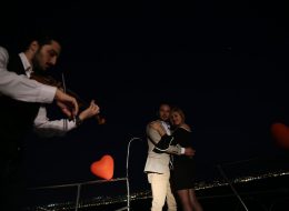 Keman ve Havai Fişek Eşliğinde Teknede Evlenme Teklifi Organizasyonu