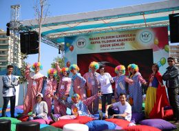 Palyaçolu Animasyonlu Açılış Organizasyonu palyacolu animasyonlu acilis organizasyonu 18 İzmir Organizasyon Palyaçolu animasyonlu açılış organizasyonu, açılış organizasyonlarının en çok tercih edilen konseptidir. Palyaçolu açılış organizasyonlarında palyaço, kostümlü karakter ve çeşitli animatör gösterileriyle, hem firmanızın, işletmenizin ilgi odağı olmasını sağlıyor, hem de konuklarınıza eğlenceli bir gün yaşatıyoruz. Mağazanın dikkat çekecek şekilde kurumsal renklerde balonlarla süslemesi yapılır. Animasyonlu açılış organizasyonu yapılan mağazanın önünde gün boyunca ses sistemi ile müzik yayını, animasyon ekiplerimizin devamlı eğlenceli dans gösterileri, mikrofon ile devamlı mağaza ya da ürünleri ile ilgili anonsların yapılması, broşürlerinizin dağıtımları yapılan aktivitelerin başında yer alır. Müşterilerimiz genellikle bu organizasyonda hem satış arttırmayı hemde açılış organizasyonlarını duyurmayı amaçlarlar. İzmir Organizasyon açılış organizasyonlarınızı etkili ve ilgi çekici kılmak için yeni fikirler üreterek profesyonel bir şekilde uyguluyoruz. İzmir Organizasyon firmamıza ulaşarak palyaçolu animasyonlu açılış organizasyonu hakkında bilgi alabilirsiniz. Animasyonlu Açılış Organizasyonu için fotoğraflarımız size daha detaylı bilgi verebilir. Sivil Animatör Temini ve Palyaço Kiralama İzmir