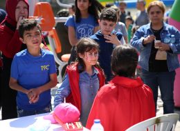 Palyaçolu Animasyonlu Açılış Organizasyonu palyacolu animasyonlu acilis organizasyonu 20 İzmir Organizasyon Palyaçolu animasyonlu açılış organizasyonu, açılış organizasyonlarının en çok tercih edilen konseptidir. Palyaçolu açılış organizasyonlarında palyaço, kostümlü karakter ve çeşitli animatör gösterileriyle, hem firmanızın, işletmenizin ilgi odağı olmasını sağlıyor, hem de konuklarınıza eğlenceli bir gün yaşatıyoruz. Mağazanın dikkat çekecek şekilde kurumsal renklerde balonlarla süslemesi yapılır. Animasyonlu açılış organizasyonu yapılan mağazanın önünde gün boyunca ses sistemi ile müzik yayını, animasyon ekiplerimizin devamlı eğlenceli dans gösterileri, mikrofon ile devamlı mağaza ya da ürünleri ile ilgili anonsların yapılması, broşürlerinizin dağıtımları yapılan aktivitelerin başında yer alır. Müşterilerimiz genellikle bu organizasyonda hem satış arttırmayı hemde açılış organizasyonlarını duyurmayı amaçlarlar. İzmir Organizasyon açılış organizasyonlarınızı etkili ve ilgi çekici kılmak için yeni fikirler üreterek profesyonel bir şekilde uyguluyoruz. İzmir Organizasyon firmamıza ulaşarak palyaçolu animasyonlu açılış organizasyonu hakkında bilgi alabilirsiniz. Animasyonlu Açılış Organizasyonu için fotoğraflarımız size daha detaylı bilgi verebilir. Yüz Boyama ve Kostümlü Karakterler İzmir