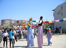 Palyaçolu Animasyonlu Açılış Organizasyonu palyacolu animasyonlu acilis organizasyonu 21 İzmir Organizasyon Palyaçolu animasyonlu açılış organizasyonu, açılış organizasyonlarının en çok tercih edilen konseptidir. Palyaçolu açılış organizasyonlarında palyaço, kostümlü karakter ve çeşitli animatör gösterileriyle, hem firmanızın, işletmenizin ilgi odağı olmasını sağlıyor, hem de konuklarınıza eğlenceli bir gün yaşatıyoruz. Mağazanın dikkat çekecek şekilde kurumsal renklerde balonlarla süslemesi yapılır. Animasyonlu açılış organizasyonu yapılan mağazanın önünde gün boyunca ses sistemi ile müzik yayını, animasyon ekiplerimizin devamlı eğlenceli dans gösterileri, mikrofon ile devamlı mağaza ya da ürünleri ile ilgili anonsların yapılması, broşürlerinizin dağıtımları yapılan aktivitelerin başında yer alır. Müşterilerimiz genellikle bu organizasyonda hem satış arttırmayı hemde açılış organizasyonlarını duyurmayı amaçlarlar. İzmir Organizasyon açılış organizasyonlarınızı etkili ve ilgi çekici kılmak için yeni fikirler üreterek profesyonel bir şekilde uyguluyoruz. İzmir Organizasyon firmamıza ulaşarak palyaçolu animasyonlu açılış organizasyonu hakkında bilgi alabilirsiniz. Animasyonlu Açılış Organizasyonu için fotoğraflarımız size daha detaylı bilgi verebilir. Tahta Bacak Gösterisi ve Palyaço Kiralama İzmir