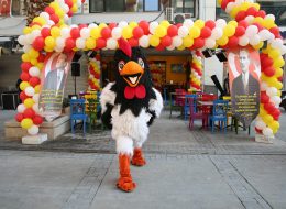 Palyaçolu Animasyonlu Açılış Organizasyonu palyacolu animasyonlu acilis organizasyonu 5 İzmir Organizasyon Palyaçolu animasyonlu açılış organizasyonu, açılış organizasyonlarının en çok tercih edilen konseptidir. Palyaçolu açılış organizasyonlarında palyaço, kostümlü karakter ve çeşitli animatör gösterileriyle, hem firmanızın, işletmenizin ilgi odağı olmasını sağlıyor, hem de konuklarınıza eğlenceli bir gün yaşatıyoruz. Mağazanın dikkat çekecek şekilde kurumsal renklerde balonlarla süslemesi yapılır. Animasyonlu açılış organizasyonu yapılan mağazanın önünde gün boyunca ses sistemi ile müzik yayını, animasyon ekiplerimizin devamlı eğlenceli dans gösterileri, mikrofon ile devamlı mağaza ya da ürünleri ile ilgili anonsların yapılması, broşürlerinizin dağıtımları yapılan aktivitelerin başında yer alır. Müşterilerimiz genellikle bu organizasyonda hem satış arttırmayı hemde açılış organizasyonlarını duyurmayı amaçlarlar. İzmir Organizasyon açılış organizasyonlarınızı etkili ve ilgi çekici kılmak için yeni fikirler üreterek profesyonel bir şekilde uyguluyoruz. İzmir Organizasyon firmamıza ulaşarak palyaçolu animasyonlu açılış organizasyonu hakkında bilgi alabilirsiniz. Animasyonlu Açılış Organizasyonu için fotoğraflarımız size daha detaylı bilgi verebilir. Zincir Balon Süsleme Servisi Maskot Kiralama