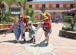 Palyaçolu Animasyonlu Açılış Organizasyonu palyacolu animasyonlu acilis organizasyonu 9 İzmir Organizasyon Palyaçolu animasyonlu açılış organizasyonu, açılış organizasyonlarının en çok tercih edilen konseptidir. Palyaçolu açılış organizasyonlarında palyaço, kostümlü karakter ve çeşitli animatör gösterileriyle, hem firmanızın, işletmenizin ilgi odağı olmasını sağlıyor, hem de konuklarınıza eğlenceli bir gün yaşatıyoruz. Mağazanın dikkat çekecek şekilde kurumsal renklerde balonlarla süslemesi yapılır. Animasyonlu açılış organizasyonu yapılan mağazanın önünde gün boyunca ses sistemi ile müzik yayını, animasyon ekiplerimizin devamlı eğlenceli dans gösterileri, mikrofon ile devamlı mağaza ya da ürünleri ile ilgili anonsların yapılması, broşürlerinizin dağıtımları yapılan aktivitelerin başında yer alır. Müşterilerimiz genellikle bu organizasyonda hem satış arttırmayı hemde açılış organizasyonlarını duyurmayı amaçlarlar. İzmir Organizasyon açılış organizasyonlarınızı etkili ve ilgi çekici kılmak için yeni fikirler üreterek profesyonel bir şekilde uyguluyoruz. İzmir Organizasyon firmamıza ulaşarak palyaçolu animasyonlu açılış organizasyonu hakkında bilgi alabilirsiniz. Animasyonlu Açılış Organizasyonu için fotoğraflarımız size daha detaylı bilgi verebilir. Animasyonlu Açılış Organizasyonu Palyaço Kiralama