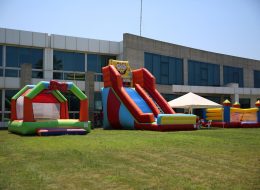 Papyonlu Zıpzıp papyonlu zip zip 1 İzmir Organizasyon Papyonlu zıp zıp şişme oyun parkurlarımızdan biri olup çocukların eğlenceli dakikalar geçirmesi için özel olarak tasarlanmış ve üç tarafı şeffaf tenteler ile kapatılmıştır. Ön tarafı ise açık bırakılmıştır. Üst tarafında bir papyon figürü bulunur. Bu parkura adını veren de bu papyon figürüdür. İç tarafında, çocuklar zıplayarak keyifli oyunlar oynarlar. İzmir Organizasyon, papyonlu zıp zıp kiralama hizmeti ile organizasyonlarınızı daha keyifli ve eğlenceli hale getirmektedir. Papyonlu zıp zıplar eğlenceli görüntüleri ile organizasyonlarınıza görsellik katarken, misafirlerinizin çocukları bu parkurlarda gönüllerince eğlenirler. Çocuklar parkurlarda eğlenirken siz de rahatlıkla organizasyonunuzun akışı ile ilgilenebilirsiniz. İzmir Organizasyon birinci kalite ve dayanıklı malzemeden üretilmiş şişme parkurlar kullanmaktadır. Talep ettiğiniz tüm şişme parkur hizmetlerimizi kendi depomuzdan pratik ve güvenli bir şekilde temin etmekteyiz. Talep ettiğiniz tarihte ve organizasyon da papyonlu zıpzıp ve tüm şişme oyun parkurlarımız ile sizlere hizmet vermeye hazırız. Organizasyonlarınızı yapacağınız mekanlarda profesyonel ekibimizce kurulumu sağlanmaktadır. Kaydırak ve Zıp Zıp Kiralama İzmir Şişme Oyuncak